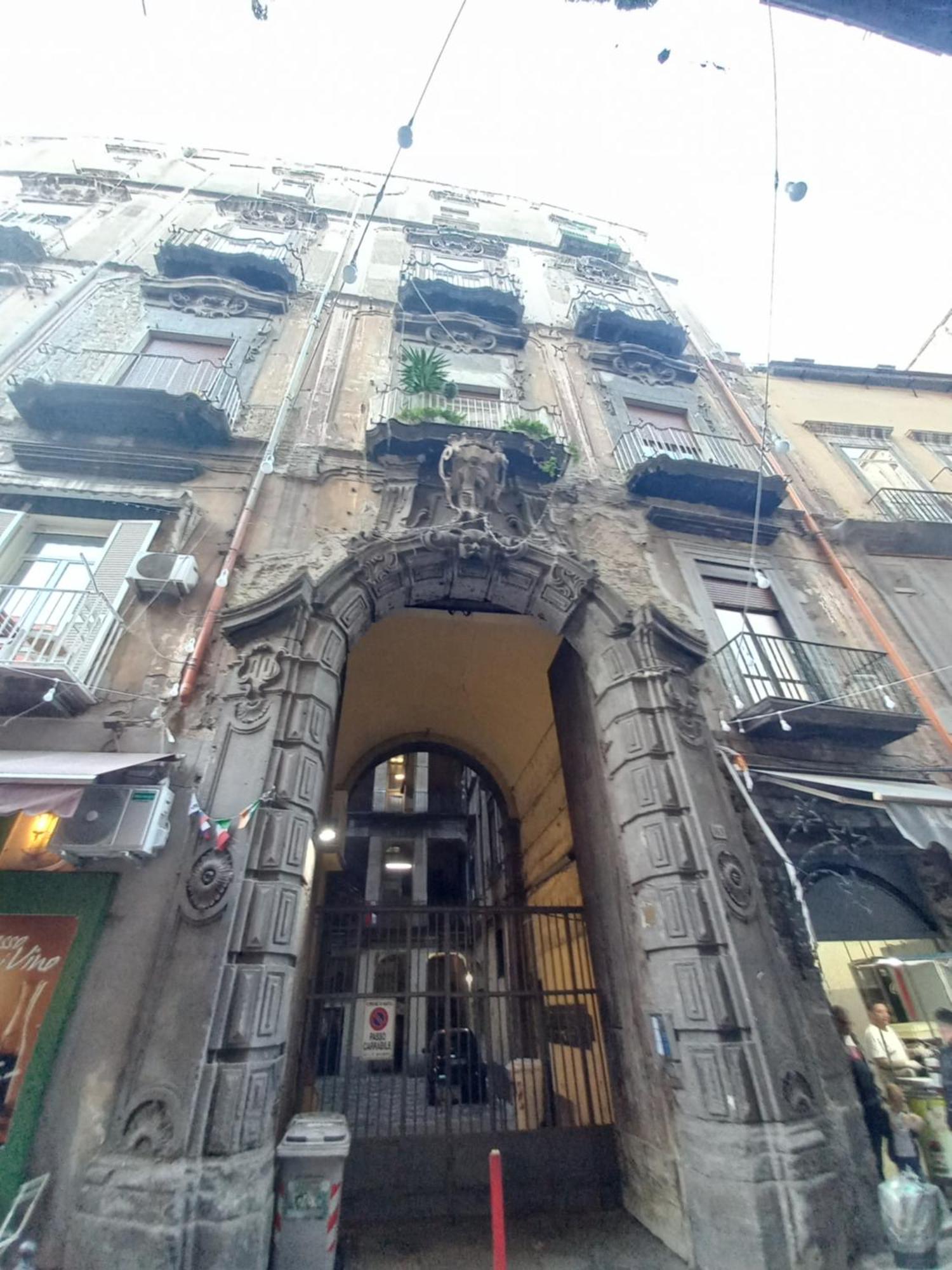 Il Balconcino Ai Tribunali Neapel
